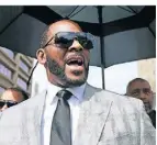  ?? FOTO: AMR ALFIKY/DPA ?? Us-sänger R. Kelly vor dem Prozessauf­takt im Jahr 2019.