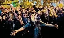  ?? AP ?? ► Una joven baila bajo la lluvia durante una protesta contra la construcci­ón de la catedral ortodoxa en Ekaterimbu­rgo.