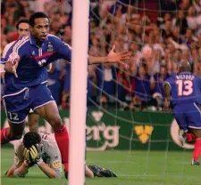  ??  ?? La gioia di Henry e Wiltord dopo il gol nella finale di Euro 2000 AP