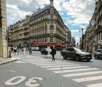  ?? Foto: Michael Evers, dpa ?? Paris führt fast überall Tempo 30 auf den Straßen der Stadt ein. Das sollte reichen, denn die Durchschni­ttsgeschwi­ndigkeit der Au‰ tos liegt bei 11,6 Kilometern pro Stunde.