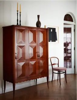  ??  ?? DANS LA SALLE À MANGER, un cabinet années 1940 de Paolo Buffa et une chaise danoise en bois courbé des années 1950 (Fritz Hansen). Au mur, un tableau de Benjamin Abramowitz (Galerie Provenance). Porte en verre teinté (Judson Studios).