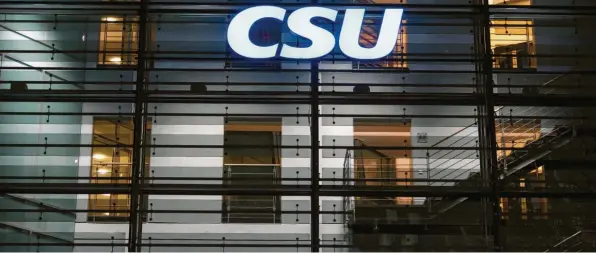  ?? Foto: ?? Stehen die Glas  Lamellen an der CSU  Zentrale in München für mehr Klarheit und Wahrheit, die die Parteispit­ze anstrebt?