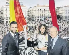  ?? Comunidad de Madrid / EFE ?? Nacho, Isabel Díaz Ayuso y Florentino Pérez