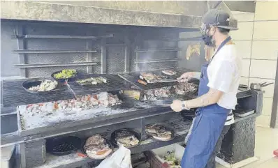  ?? Ferran Imedio ?? Una de las brasas de Green Leka, donde cocinan de todo y más.