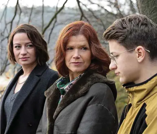  ?? Foto: Netflix / Frederic Batier ?? Anke Engelke als trauernde Witwe (M.) inmitten ihrer Schauspiel­kollegen Nina Gummich und Juri Winkler.