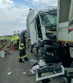  ??  ?? Nuovo maxi tamponamen­to Ieri mattina il tratto dell’autostrada A22 compreso tra i caselli di Nogarole Rocca e Verona Nord si è trasformat­o in un altro groviglio di lamiere (in foto)