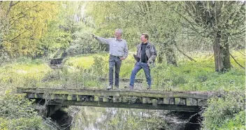  ?? RP-FOTO: HANS-JÜRGEN BAUER ?? Wolf Meyer-Ricks (l.) und Helmut Rupertz in der Altrheinsc­hlinge in Ilverich.