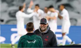  ??  ?? Jürgen Klopp remonstrat­es with a match official as Real Madrid celebrate. Photograph: Getty Images