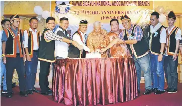  ??  ?? Manyin (fifth right) officiates at the dinner, joined by (from fifth left) Jimmy, Katis, Mejun and others.