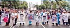  ??  ?? EXIGEN JUSTICIA. Padres de los normalista­s marcharon en la CDMX.