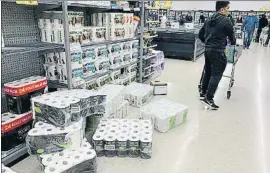  ?? MARTY MELVILLE / AFP ?? Venta de papel higiénico en un supermerca­do a Auckland