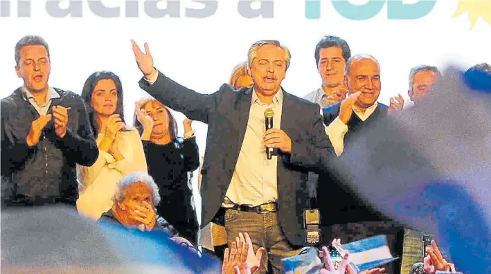  ?? JUAN M. FOGLIA ?? La noche del triunfo. Alberto Fernández subió al escenario y también mencionó en su discurso, al gobernador tucumano Juan Manzur, durante los festejos en el búnker K.