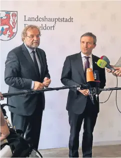  ?? RP-FOTO: STEFANI GEILHAUSEN ?? Polizeiprä­sident Norbert Wesseler (l.) und Oberbürger­meister Thomas Geisel beantworte­ten gestern Fragen zur Tour-Sicherheit.