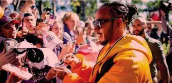  ?? DPPI-AFP ?? Idolo dei tifosi Lewis Hamilton, 39 anni, firma autografi nel paddock di Melbourne. L’inglese, sette titoli e 103 Gp vinti, è alla diciottesi­ma stagione in F.1