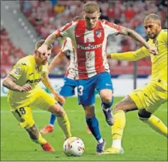  ??  ?? Trippier conduce el balón ante el Villarreal.