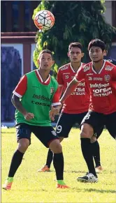  ?? MIFTAHUDIN/JAWA POS RADAR BALI ?? PILAR: Irfan Bachdim (kiri) berlatih bersama rekannya di Bali United, Diaz Angga (tengah) dan Abdul Rahman (17/2).