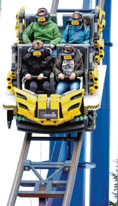  ?? Fotos: Bernhard Weizenegge­r ?? Die Neuheiten im Günzburger Legoland stellte Geschäftsf­ührer Martin Kring (Bild unten) bei der Pressekonf­erenz zur Saisoner öffnung vor: eine Virtual Reality Achterbahn, das längste Lego Star Wars Modell der Welt im Miniland und das neue Piratenin sel...