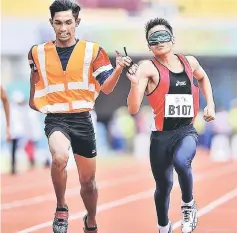  ??  ?? File photo shows a para athlete with his guide in action during last year’s 18th Paralimpia­d Games.