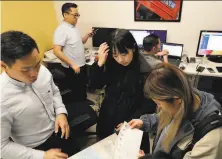  ?? Carlos Avila gonzalez / The Chronicle ?? Alex Kwan (left) of Hop4Kids gets help assembling pandemic flu preparedne­ss kits to send to Wuhan, China.