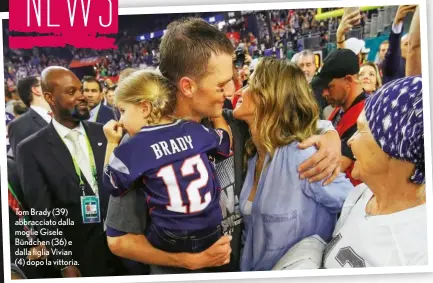  ??  ?? Tom Brady (39) abbracciat­o dalla moglie Gisele Bündchen (36) e dalla figlia Vivian (4) dopo la vittoria.