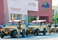  ?? EPA ?? Das ägyptische Militär bewacht ein Resort in Hurghada.