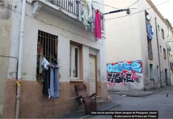  ??  ?? Une rue du quartier Saint-jacques de Perpignan, classé le plus pauvre de France par l'insee.