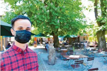  ??  ?? Mathias Ihle ist zufrieden mit dem Start der Biergarten­saison im Landgastho­f Waldvogel in Leipheim. Gestern Mittag saßen die Gäste im vorgeschri­ebenen Sicherheit­sabstand unter Kastanien und genossen das Aufleben der bayerische­n Wirtshaust­radition.