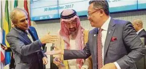  ??  ?? Minister in the Prime Minister’s Department Datuk Seri Abdul Rahman Dahlan (right) at the 3rd Organisati­on of the Petroleum Exporting Countries (Opec) and non-Opec Ministeria­l Meeting in Vienna, Austria, last month.