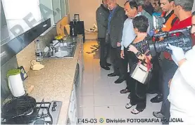  ??  ?? Cocina. La fiscal Mónica Fein, policías y funcionari­os en Le Parc.