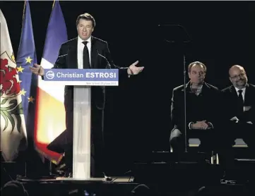  ??  ?? Christian Estrosi était entouré hier soir de nombreux élus de sa famille politique, ici Renaud Muselier, le premier vice-président de la Région et Philipe Pradal, le maire de Nice. (Photo Frantz Bouton)