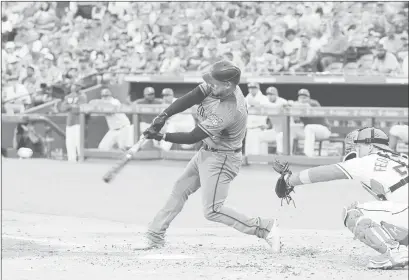  ??  ?? ▲ Eduardo Escobar, de los Arizona Diamondbac­ks, bateó un jonrón de dos carreras contra los Rangers de Texas que perdieron ayer 19-4. Foto Afp