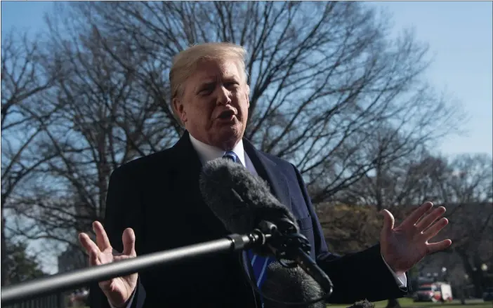  ?? FOTO: LEHTIKUVA / AFP / NICHOLAS KAMM ?? USA:s president Donald Trump träffade medierna utanför Vita huset i går.
