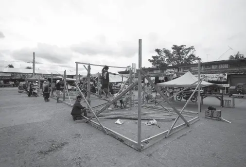  ??  ?? SEVERAL tenants of Padada Public Market temporary relocate their businesses to an open space as the town is still dealing with strong aftershock­s following last Sunday’s 6.9 magnitude earthquake. BING GONZALES