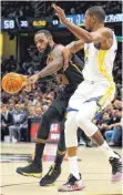  ?? FOTO: AFP ?? Der gehandicap­te LeBron James (li.) und Kevin Durant.