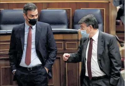  ?? El president Pedro Sánchez i el portaveu del PNB, Aitor Esteban, ahir al Parlament. ?? 33
EFE / MARISCAL