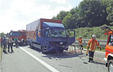  ?? FOTO: FFW LEUTKIRCH ?? Nach dem Unfall auf der A 96 ist auch die Feuerwehr mit ihren Rettungskr­äften gefordert.