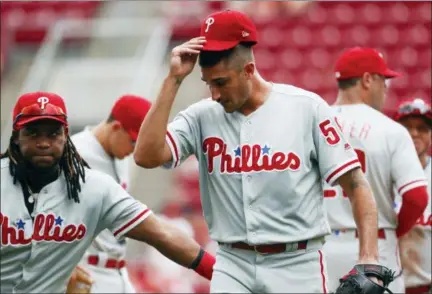  ?? JOHN MINCHILLO — THE ASSOCIATED PRESS ?? Philadelph­ia Phillies starting pitcher Zach Eflin is pulled during the sixth inning of Sunday’s game against the Cincinnati Reds.
