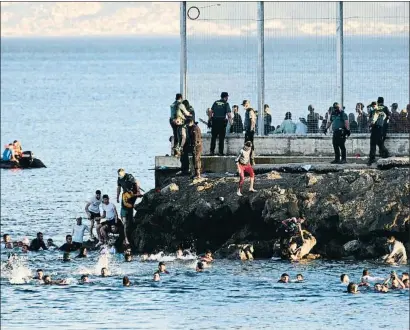  ?? ANTONIO SEMPERE / EP ?? Un grupo de inmigrante­s, a su llegada a Ceuta, ayer