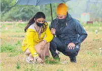  ?? PAUL CHIASSON THE CANADIAN PRESS ?? NDP Leader Jagmeet Singh and his wife, Gurkiran Kaur Sidhu, place flowers on a grave at the Cowessness residentia­l school.