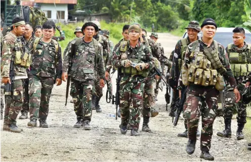  ?? Foto: AFP/Stringer ?? Regierungs­soldaten in Marawi