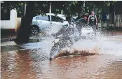  ??  ?? En la capital, sectores como La Kennedy resultaron inundados por fuertes tormentas. Copeco mantiene las alertas.