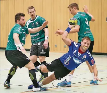  ?? RP-FOTO: ACHIM BLAZY ?? Entwischt: Beim 36:28 im Pokal hatten Kai Funke (am Ball) und seine Ratinger die SG Langenfeld am Ende fest im Griff. Jan Schirweit, Christian Mergner und Christian Majeres (von links) konnten bisweilen nicht mehr eingreifen.