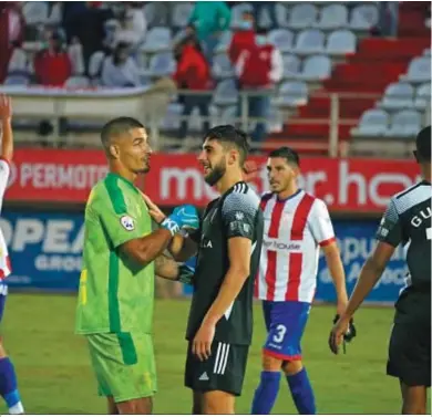  ?? ERASMO FENOY ?? Vallejo se saluda con un jugador del Marbella en la primera vuelta.