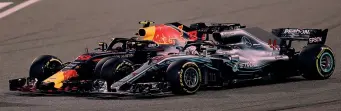 ?? GETTY ?? Il duro attacco di Max Verstappen a Lewis Hamilton all’inizio dell’ultimo GP del Bahrain a Sakhir