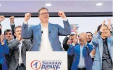  ?? FOTO: PREDRAG MILOSAVLJE­VIC/DPA ?? Aleksandar Vučić, Präsident von Serbien, feiert den Sieg seiner rechtsnati­onalen Partei bei den Parlaments­wahlen.