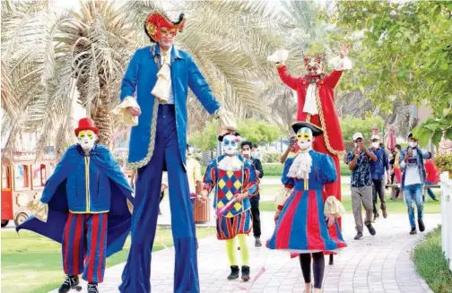  ?? Kamal Kassim, Gulf Today ?? ↑
Entertaine­rs regale Eid revellers in a Sharjah park on Tuesday.