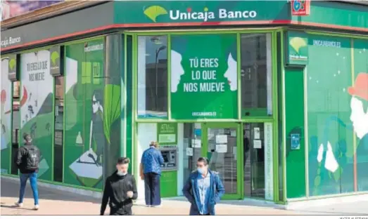  ?? JAVIER ALBIÑANA ?? Una oficina de Unicaja Banco en Málaga.