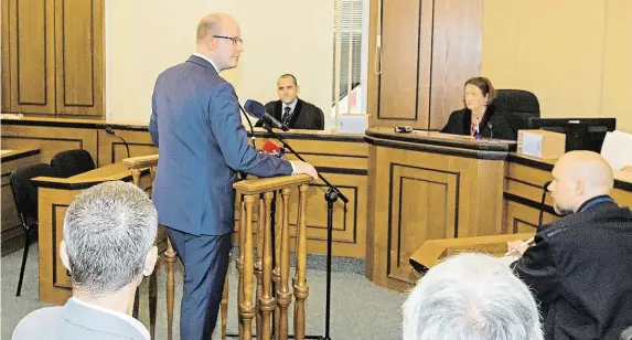  ?? U soudu řekl, že problém vznikl o osm let dříve, než o prodeji rozhodoval­a vláda, kde byl ministrem financí. FOTO MAFRA – PETR TOPIČ ?? Bohuslav Sobotka MARTIN SHABU