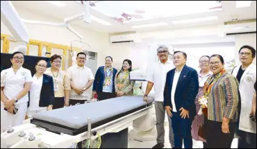  ?? ?? Sen. Bong Go visits the Southern Philippine­s Medical Center in Davao City after attending the fifth anniversar­y celebratio­n of the National Integrated Cancer Control Act at the SMX Convention Center on Thursday.