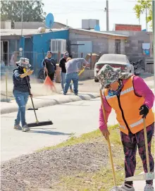  ?? /JAIME FARRERA ?? Una brigada Kokopeli limpió al interior del fraccionam­iento